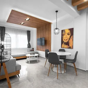 Wood N White, Nilie Hospitality Mgmt Διαμέρισμα